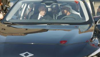 محمد بن زايد يقود سيارة 