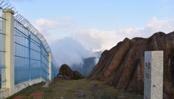 السياج الذي أقامته الصين على طول حدودها مع فيتنام