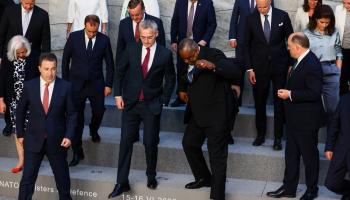 وزراء دفاع حلف شمال الأطلسي يلتقطون صورة تذكارية