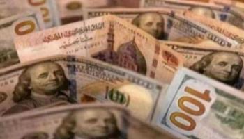 أوراق نقدية مصرية ودولار أمريكي - أرشيفية