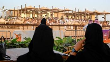 جمهور كبير من النساء في  جادة الإبل بتبوك