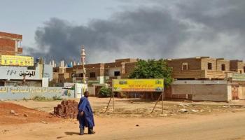 الاشتباكات تعقد حياة السودانيين بشكل مستمر