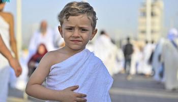 طفل يؤدي مناسك الحج