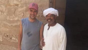 بيب غوارديولا مدرب مانشستر سيتي في رحلة مصر