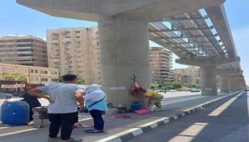 الجزّار علَّق اللحم على أحد أعمدة المونوريل