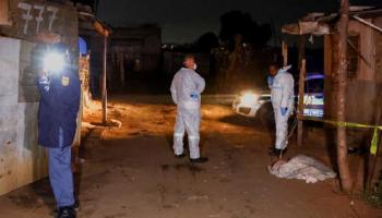 ضابط شرطة وأعضاء فريق الطب الشرعي في موقع الحادث