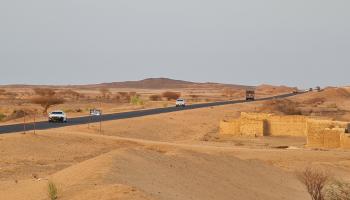 سيارات تسير على الطريق السريع الرابط بين أم درمان وشندي