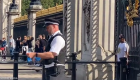 حادثه عجیب در لندن: این مرد خودش را به کاخ باکینگهام بست و تهدید به خودزنی کرد