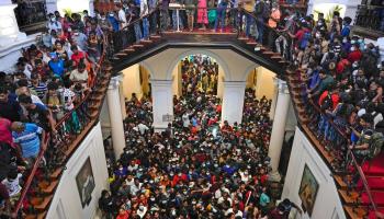 محتجون داخل قصر الرئاسة في سريلانكا