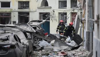 عمال الإنقاذ في مبنى مدمر بمدينة لفيف غربي أوكرانيا - فرانس برس