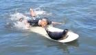 موج‌سواری فُک بازیگوش بر تخته موج‌سواری ورزشکاران در سواحل کالیفرنیا (+ویدئو)