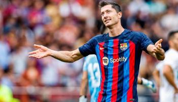 ليفاندوفسكي بقميص برشلونة