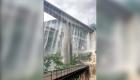 سیل در چین؛ یک پل به آبشار تبدیل شد! (+ویدئو)