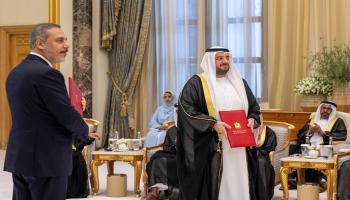  محمد حسن السويدي وزير الاستثمار أثناء توقيع الاتفاقيات- وام