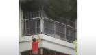 إنقاذ طفل صيني حاصرته النيران في منزله (فيديو)