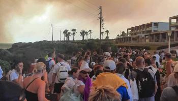 Des foules attendent d’être évacuées de Rhodes