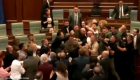 ویدئو | حمله نماینده اپوزیسیون به نخست‌وزیر کوزوو در جلسه پارلمان