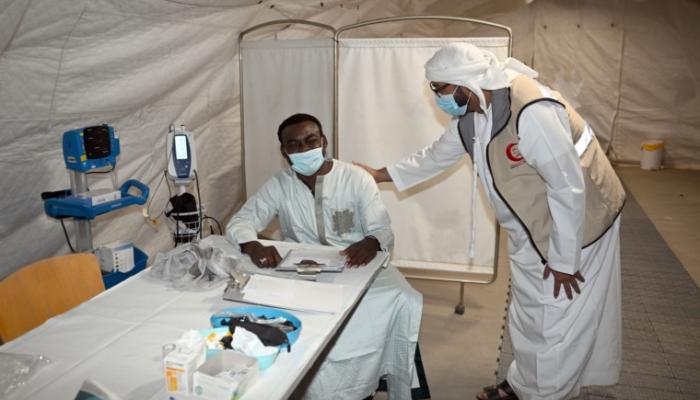 L'équipe humanitaire des EAU rend visite aux patients de l’hôpital de campagne au Tchad