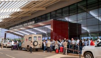 رعايا أوروبيون في طابور خارج مطار بنيامي- ا ف ب