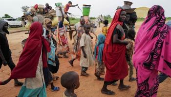 مواطنون سودانيون يعانون ظروفا معيشية صعبة بسبب الاشتباكات