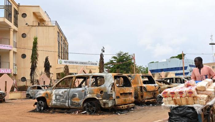 Dévastations dans les rues du Niger après le coup d'État