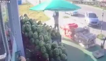 Des vents forts soufflent un homme dans les airs