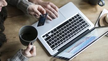 ديون الأمريكيين عبر بطاقات الإئتمان زادت لمستويات قياسية