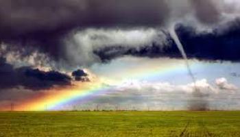 Arc-en-ciel et tornade vus côte à côte dans un moment météo rare