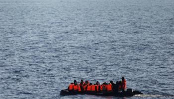 Des migrants secourus ramenés à terre sur des civières à Douvres