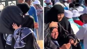 السيدة تحمل والدتها بالمسجد النبوي