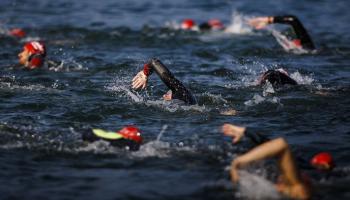 من منافسات السباحة بمسابقة إيرون مان