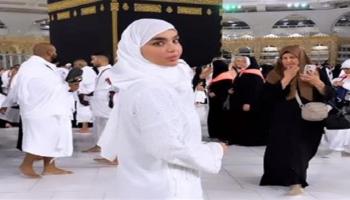 الفنانة قمر في مكة