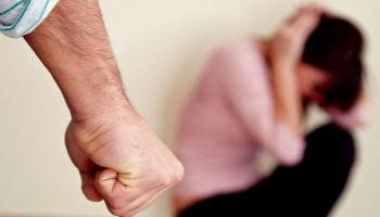 أب يضرب ابنته حتى الموت- أرشيفية