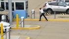 حمله خلبان خشمگین با تبر به مانع دروازه پارکینگ فرودگاه در آمریکا (+ویدئو)