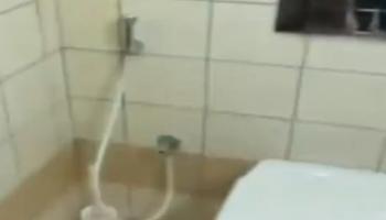 سيدة تكتشف هاتفا في وضع تصوير بحمام أحد البنوك