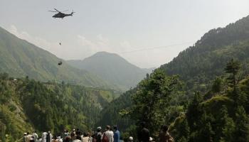 Pakistan: Huit personnes, dont six ados, bloquées dans un téléphérique
