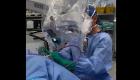 لأول مرة في العالم.. أطباء سعوديون يجرون جراحتين ناجحتين في آن واحد (فيديو)