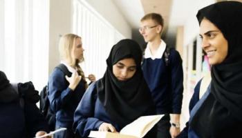 طالبتان ترتديان الحجاب - أرشيفية