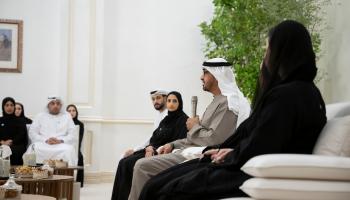الشيخ محمد بن زايد آل نهيان مع فريق عمل 
