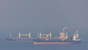 إحدى سفن الشحن تحمل حبوبا أوكرانية في البحر الأسود