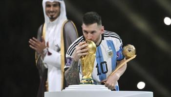 Messi embrassant la coupe du monde 