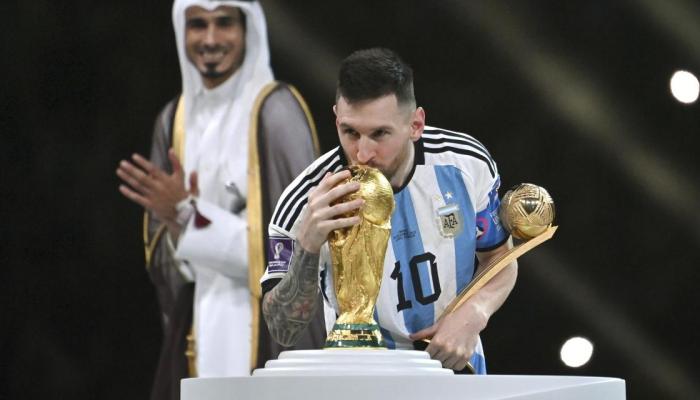Messi embrassant la coupe du monde 