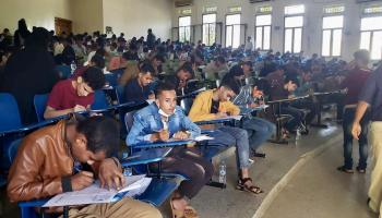 شباب يمنيون يتعلمون اللغات