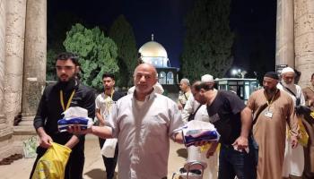 فلسطينيون يواجهون اقتحام الأقصى بالصلاة فيه