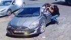 اقدام مرد جوان برای نجات دختری که سرش بین شیشه خودرو گیر کرده بود (+ویدئو)