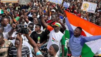 Au Niger, des milliers de protestataires réclament le retrait des troupes françaises.