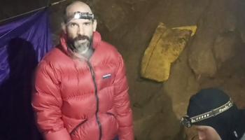 الباحث الأمريكي داخل الكهف