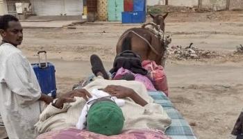 الشاعر السوداني هاشم صديق على عربة الحصان