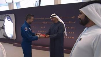سلطان النيادي يهدي الشيخ محمد بن زايد علم دولة الإمارات