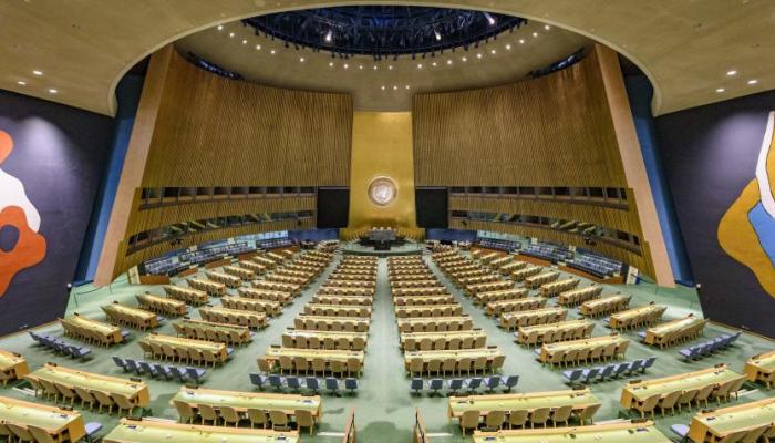 La salle de l’Assemblée générale des Nations Unies.  Il y a la « guerre » en traversant et la paix en partant